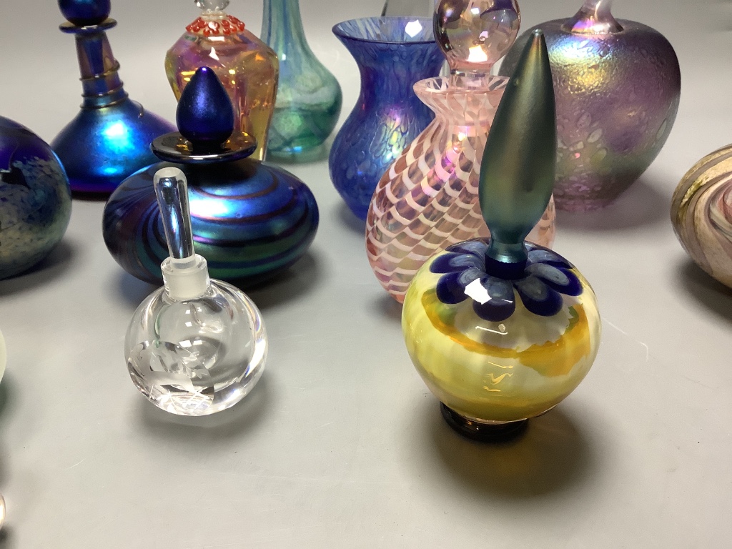 A quantity of mixed mottled and other glass scent bottles (13)